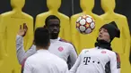 Bek Bayern Munchen, Benjamin Pavard (kanan) mengontrol bola di samping Tanguy Nianzou selama sesi latihan di Munich, Jerman, Senin (1/11/2021). Bayern Munchen akan meladeni Benfica pada matchday 4 Grup E Liga Champions 2021/22, Rabu (3/11) dini hari WIB. (AP Photo/Matthias Schrader)