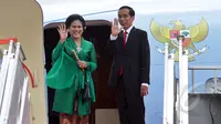 Presiden Joko Widodo (kanan) dan Ibu Negara Ny. Iriana Joko Widodo melambaikan tangan sebelum memasuki pesawat kepresidenan, Jakarta, Kamis (5/2/2015). Presiden Joko Widodo melakukan kunjungan kenegaraan ke ASEAN. (Liputan6.com/Faizal Fanani)