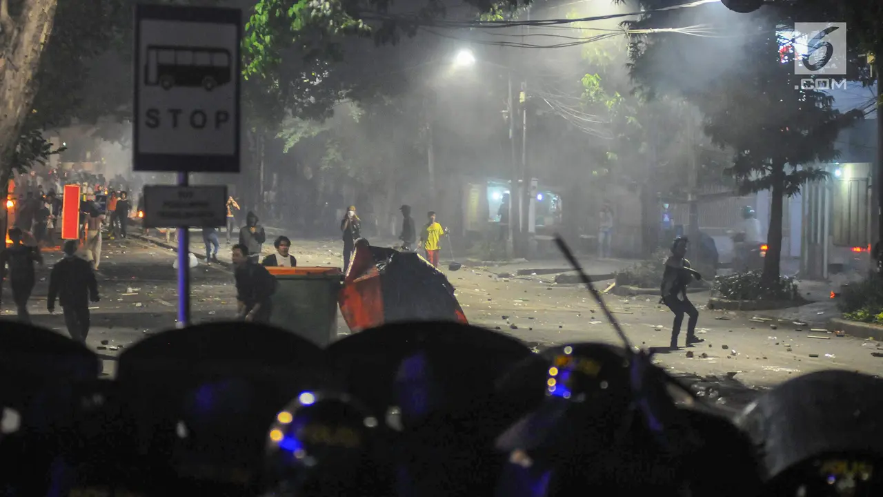 Kawasan Tanah Abang Rusuh Polisi Paksa Mundur Massa Aksi