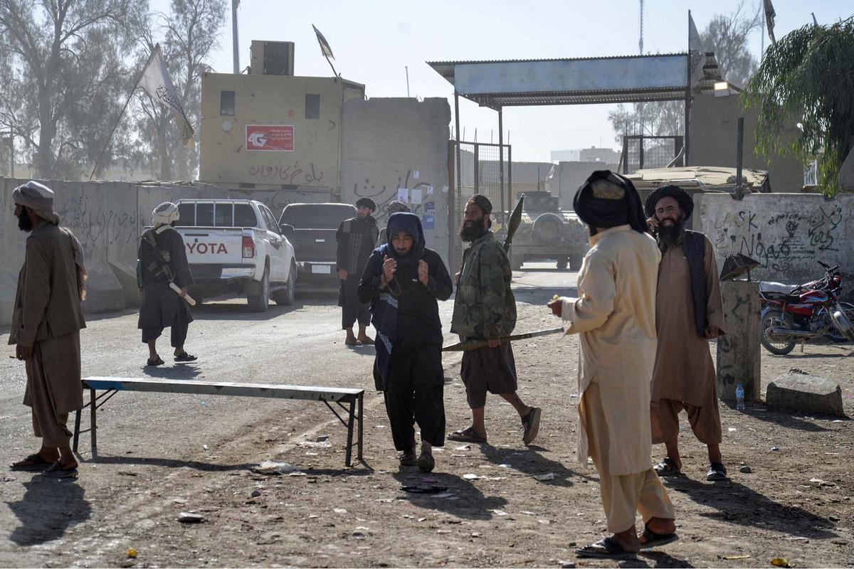 FOTO: Pasukan Taliban dan Pakistan Saling Gempur, 15 Warga Sipil Tewas