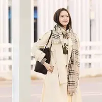 Ia tampil stylish dengan mantel trench panjang kanvas berwarna krem ​​Trerose dengan atasan wol kasmir EKD, celana jeans bootcut high rise warna Ceramic White, tas tote Bloomsbury berwarna cokelat, dan syal wol sutra Burberry Check EKD warna Pebble White. (Foto: Burberry)