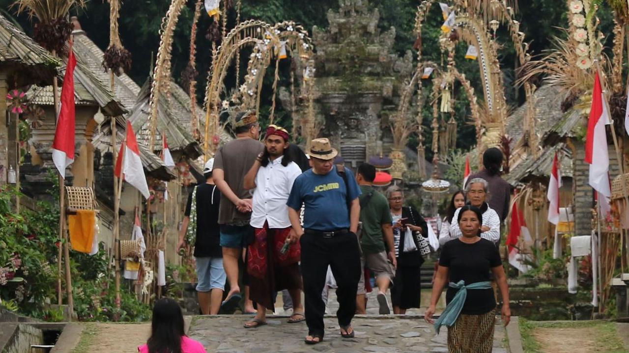 Desa Penglipuran merupakan wilayah adat yang menjadi salah satu primadona pariwisata di Pulau Dewata Bali.