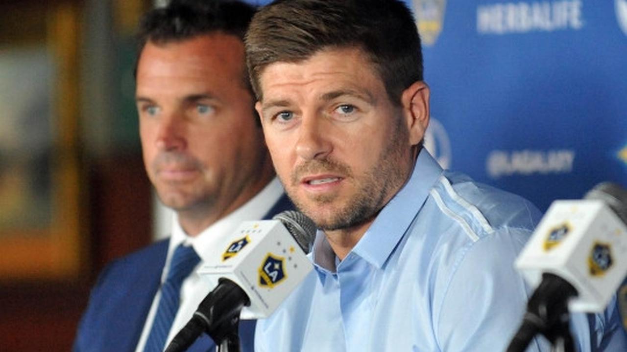 Steven Gerrard pamer jersey LA Galaxy