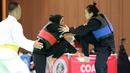 Atlet pencak silat putri Indonesia, Safira Dwi Meilani (kiri) bertanding melawan wakil Vietnam, Nguyen Huang Hong An pada nomor tanding putri kelas B Pencak Silat SEA Games 2023 di Chroy Changvar International Convention and Exhibition Center, Phnom Penh, Kamboja, Rabu (10/05/2023). (Bola.com/Abdul Aziz)
