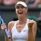 Petenis Rusia, Maria Sharapova meraih gelar Wimbledon pada 2004 setelah mengalahkan Serena Williams 6-1, 6-4. (AFP/Glyn Kirk)