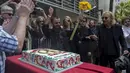 Drummer The Beatles, Ringo Starr memberi salam kepada para penggemar saat merayakan ulang tahunnya yang ke-75 di Los Angeles, California, Selasa (7/7/2015). Acara perayaan ulang tahun tersebut bertema Peace & Love. (REUTERS/Mario Anzuoni)