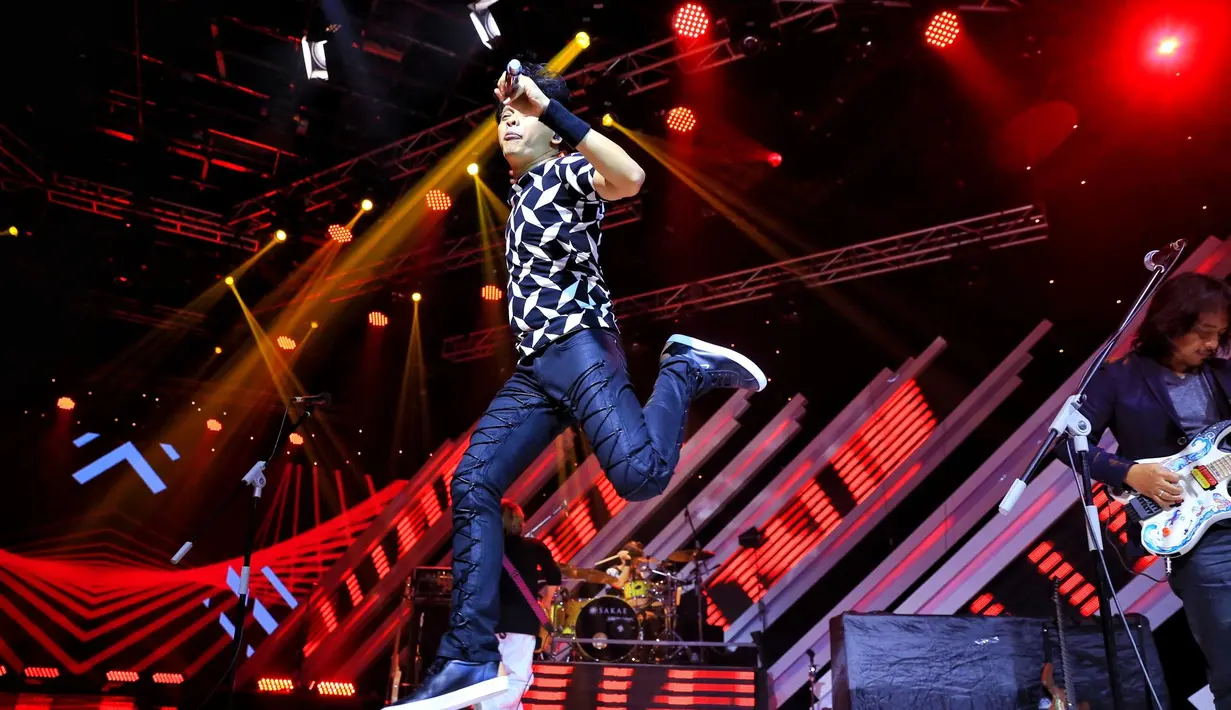 The Biggest Concert Super Band dibuka dengan penampilan grup musik GIGI. Acara yang disiarkan langsung dari studio Penta SCTV itu dibuka dengan lagu Ya Ya Ya. (Adrian Putra/Bintang.com)