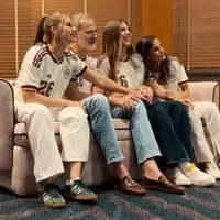 Raja Spanyol sekeluarga merayakan kemenangan Timnas Spanyol di pertandingan semifinal Piala Dunia 2026. (dok. Instagram @casareal.es)