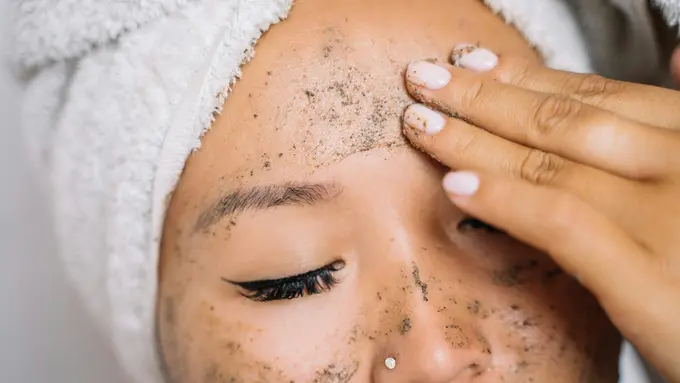 Mau Mulai Eksfoliasi Wajah tapi Takut Salah Langkah? Ini Panduan Memilih untuk Kulit Pemula