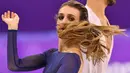 Atlet ice dancer Prancis, Gabriella Papadakis saat tampil bertanding untuk nomor ice dance free dance di Olimpiade Musim Dingin Pyeongchang 2018, Selasa (20/2). Tampil di Olimpiade PyeongChang, Gabriella dua kali membuat heboh. (Mladen ANTONOV/AFP)