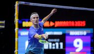Pebulu tangkis Denmark, Viktor Axelsen dari tim Lightning berusaha mengembalikan kok ke arah Kodai Naraoka dari tim Rockets dalam laga tunggal putra Badminton XL 2025 di Istora Senayan, Jakarta, Sabtu (04/10/2025). (Bola.com/Bagaskara Lazuardi)