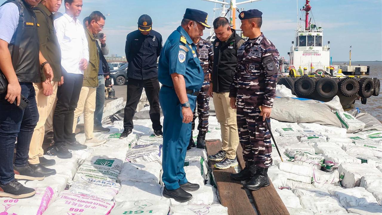 FOTO: TNI AL Gagalkan Penyelundupan 200 Ton Arang Bakau di Perairan Meranti
