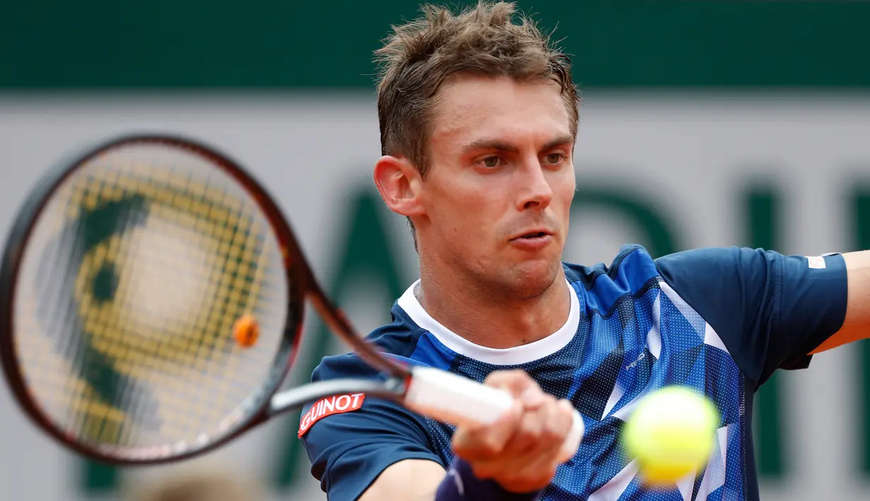 Petenis Swiss Henri Laaksonen memukul bola ke arah lawannya petenis Serbia Novak Djokovic pada putaran kedua Prancis Terbuka 2019 di Stadion Rolland Garros, Kamis (30/5/2019). Novac Djokovic berhasil melaju ke babak ketiga setelah mengandaskan Henri Laaksonen 6-1, 6-4 6-3. (AP/Jean-Francois Badias)
