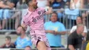 Inter Miami menggandakan keunggulan pada menit ke-20. Lionel Messi yang menerima umpan Martinez menggiring bola sejenak lalu melepaskan tembakan jarak jauh yang bersarang telak di sudut kanan bawah gawang Blake. Ini menjadi gol kesembilannya di Leagues Cup. (Mitchell Leff/Getty Images/AFP)