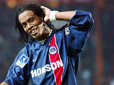 Ronaldinho - Legenda Timnas Brasil ini kariernya meroket dan menjadi terkenal kala membela Barcelona. Namun, sebelum itu, peraih Ballon d'Or 2005 ini lebih dulu berseragam PSG. Selama dua musim di Paris, Ia mampu mengemas 25 gol dan 17 assist dalam 77 penampilan. (AFP/Jacques Demarthon)