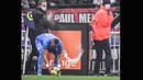Pada saat itu pemain Marseille Dimitri Payet berada di sudut lapangan untuk bersiap mengambil tendangan penjuru. Tiba-tiba ada sebuah botol minuman melayang dari arah tribune penonton dan telak mengenai Payet. (AFP/Philippe Desmazes)