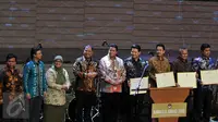 Ketua Bawaslu Muhammad foto bersama bersama peraih Bawaslu, Jakarta, Senin (29/2/2016). Bawaslu Award diberikan kepada individu atau lembaga yang secara konsisten bekerja dan berpartisipasi dalam mensukseskan Pilkada 2015.(Liputan6.com/JohanTallo)