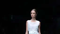 Seorang model membawakan busana rancangan Barli Asmara pada hari kedua Jakarta Fashion Week (JFW) 2016 di Senayan city, Jakarta, (25/10/2015). Busana yang dipamerkan  seperti  model gaun-gaun panjang untuk acara besar.  (Liputan6.com/Herman Zakharia)