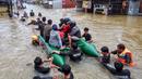 Badan Penanggulangan Bencana Daerah (BPBD) Kota Makassar melaporkan 2.164 jiwa dari 580 Kepala Keluarga (KK) terdampak banjir yang tersebar di empat kecamatan. (DAENG MANSUR/AFP)