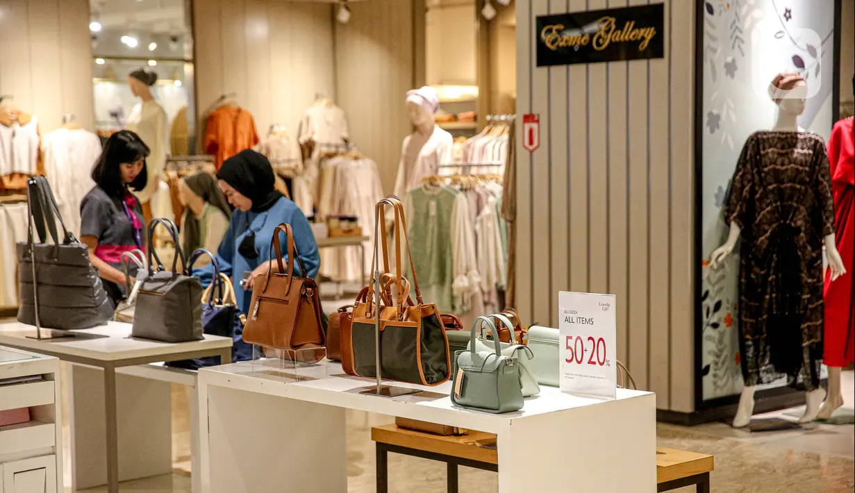 Pusat perbelanjaan di Kota Jakarta memberikan diskon besar-besaran. Mulai dari diskon 20% hingga 80%. (Liputan6.com/Faizal Fanani)
