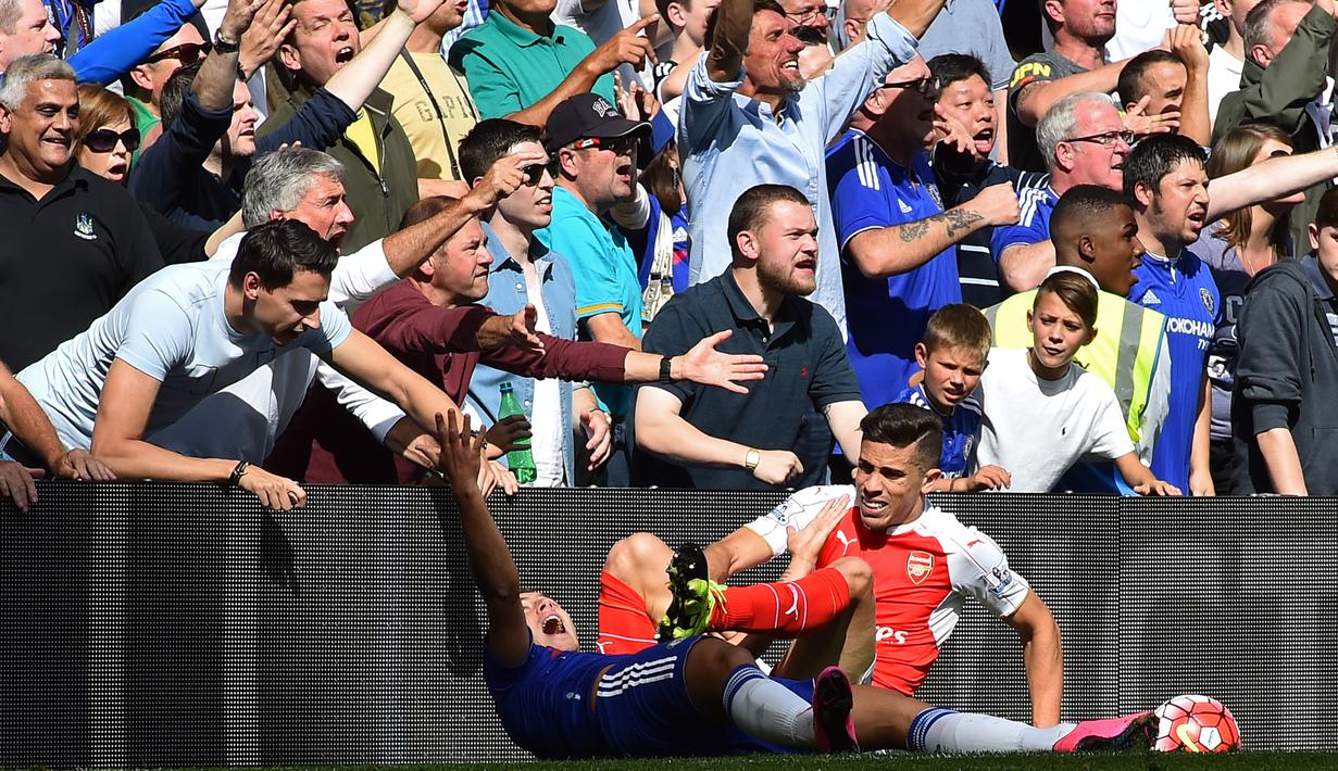  Eden Hazard terjatuh setelah duel dengan pemain Arsenal, Gabriel pada lanjutan liga Premier Inggris di Stadion Stamford Bridge, Chelsea menang atas Arsenal. (AFP Photo/Ben Stansall) 
