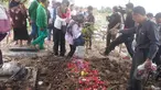 Suasana pemakaman jenazah terpidana asal Ghana Martin Anderson di Tempat Pemakaman Umum (TPU) Perwira, Bekasi Utara, Kota Bekasi, Jawa Barat Rabu (29/4/2015). (Liputan6.com/Rahmat Hidayat)