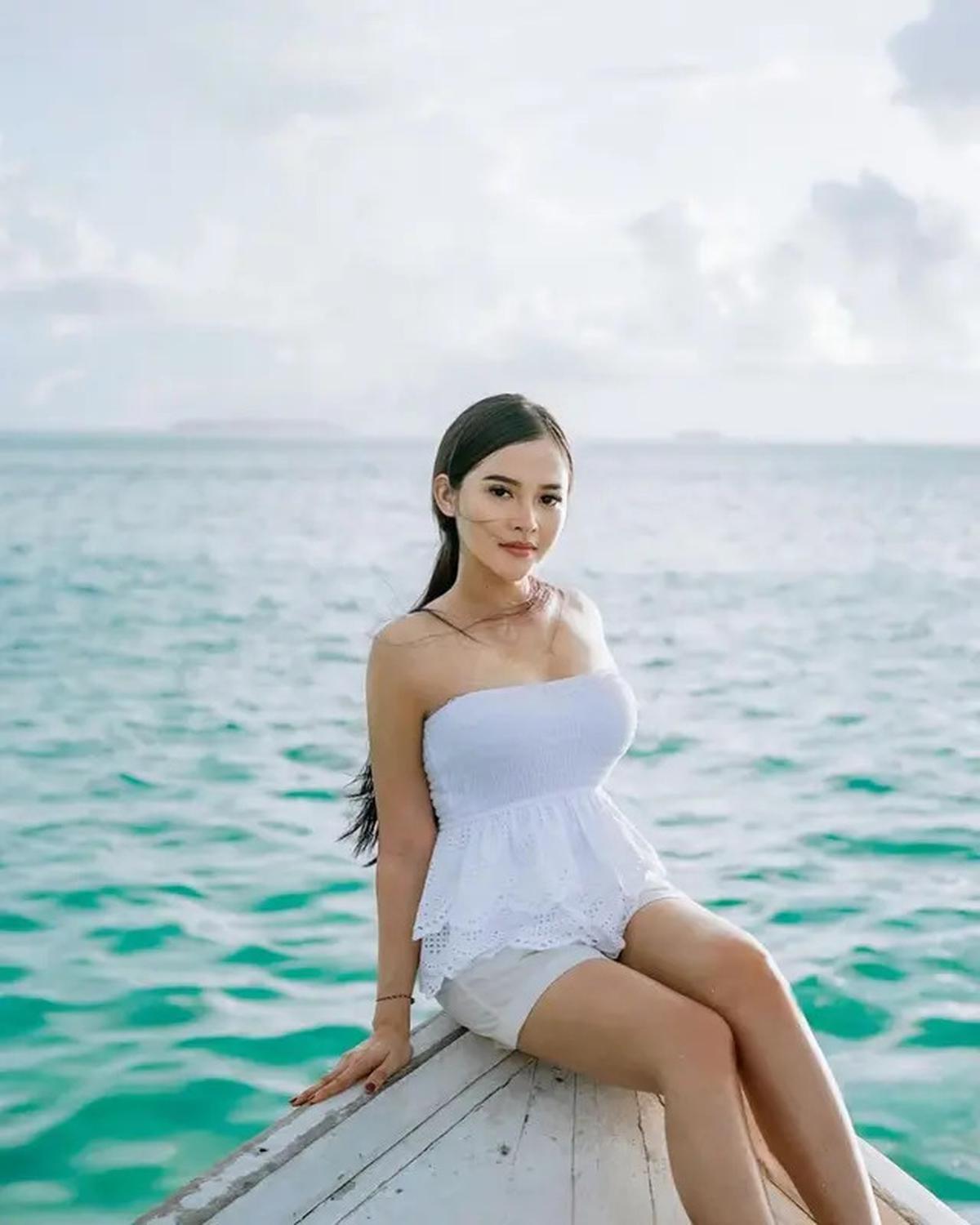 Penampilan Bella Bonita dengan atasan tanpa tali dan celana pendek putih dipuji karena kesan kegirangan dan kesegaran yang terpancar darinya, terutama setelah melahirkan anak pertamanya bersama Denny Caknan.<br>