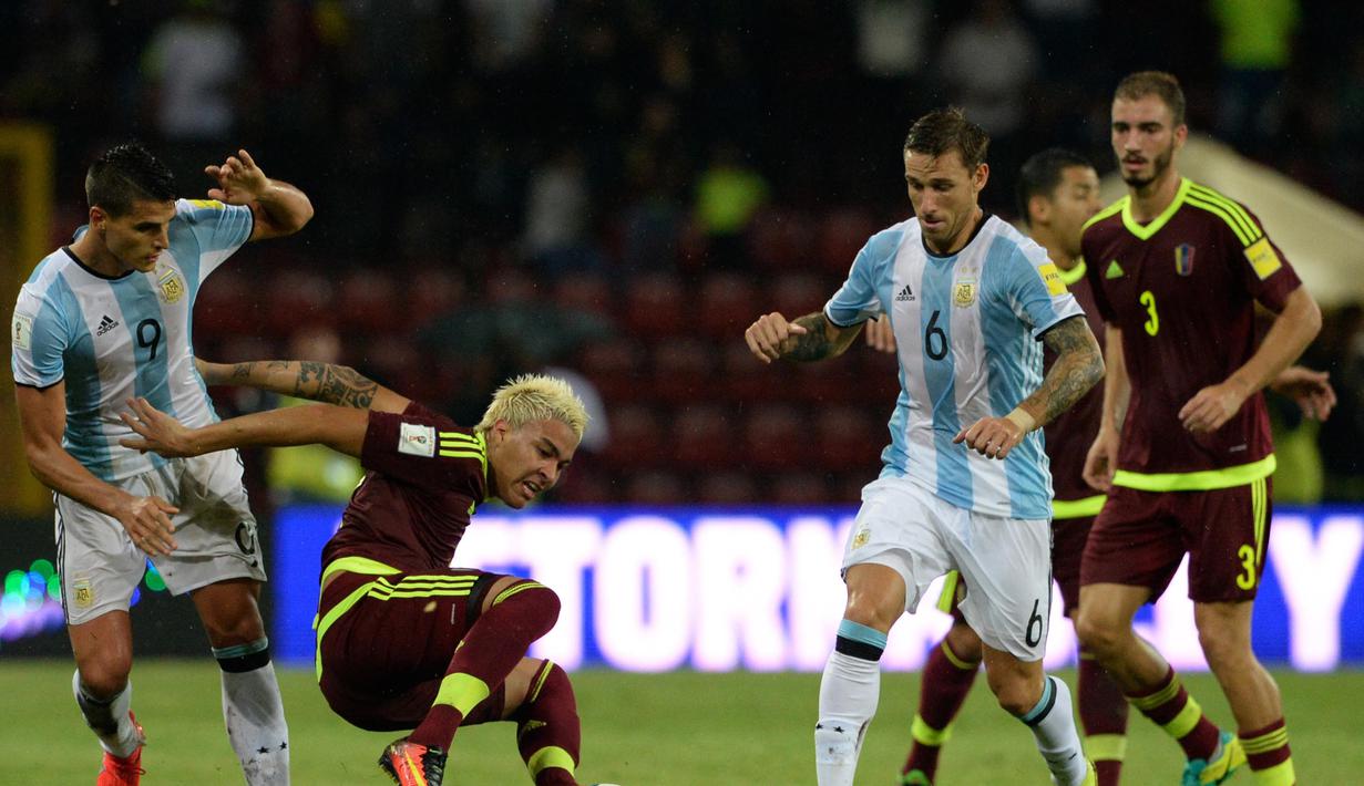 Aksi pemain Venezuela, Adalberto Penaranda saat dikepung pemain Argentina pada kualifikasi Piala Dunia 2018 zona Conmebol di Merida, Venezuela, (7/9/2016) WIB. (AFP/Federico Parra)