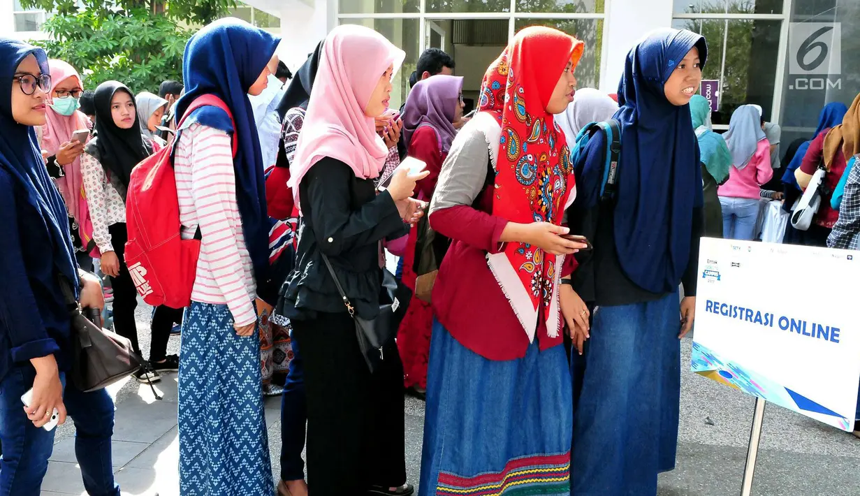 Sejumlah peserta mengantre untuk melakukan registrasi acara EMTEK Goes To Campus (EGTC) 2017 di Universitas Airlangga, Surabaya, Jatim, Rabu (13/9). EGTC Surabaya berlangsung 13 & 14 September 2017. (Liputan6.com/Helmi Afandi)