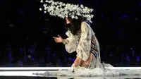 Jatuh di Runway, Model Victoria's Secret Ini Dapat Tepuk Tangan