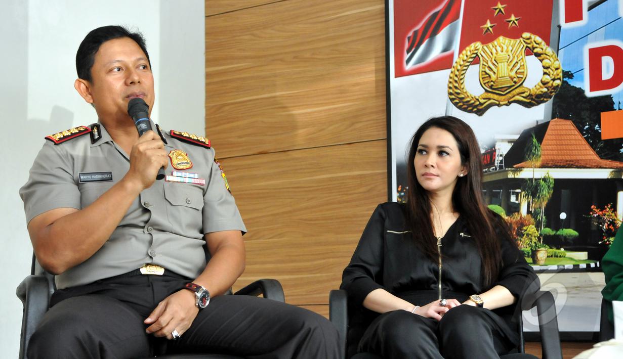 Kapolres Jakarta Selatan Kombes Pol Wahyu Hadiningrat (kiri) dan Maia Estianty saat menjadi pembicara dalam diskusi bertajuk "Prostitusi Artis" yang digelar Divisi Humas Mabes Polri, Jakarta, Selasa (12/5/2015). (Liputan6.com/Panji Diksana)
