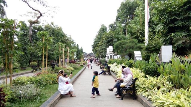 Yuk Jalan-Jalan Sore dan Santai Bersama Keluarga di Taman Maya Datar Purwakarta