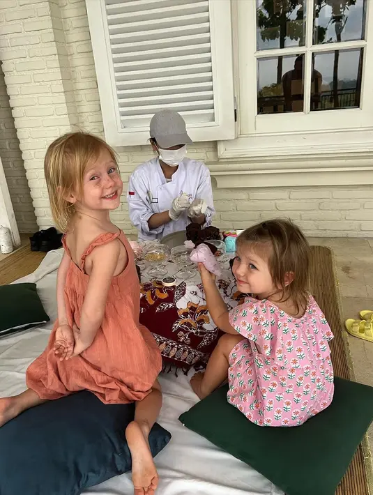 Dua anak Marissa, Allie dan Ollie tampak begitu senang bisa mendapatkan pengalaman baru. [Instagram/marissaln]