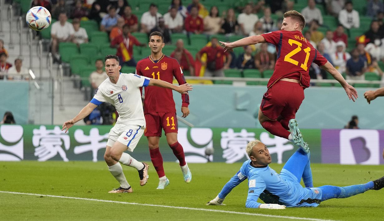 Spanyol membuka keunggulan pada menit ke-11. Gol dicetak oleh Dani Olmo yang berhasil memanfaatkan umpan terobosan Gavi untuk kemudian memenangi duel satu lawan satu dengan kiper Kosta Rika, Keylor Navas. (AP/Alessandra Tarantino)