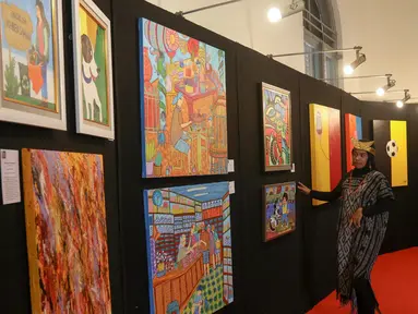 Pengunjung melihat-lihat sejumlah karya lukis yang dipamerkan di Museum Kebangkitan Nasional, Jakarta, Selasa (20/5/2025). (Liputan6.com/Herman Zakharia)