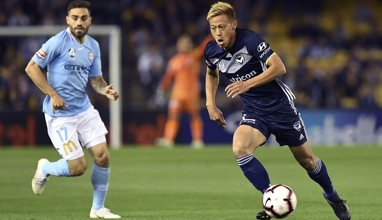 7. Keisuke Honda - Honda merupakan salah satu pemain terbaik Jepang yang pernah berkarier bersama AC Milan serta CSKA Moscow. Honda sempat berkelana bersama Pachuca dan Melbourne Victory, setelah musim 2018-19 berakhir, Honda tak lagi terikat dengan klub mana pun. (AFP/William West)