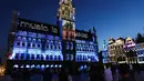 Warga menonton pertunjukan suara dan cahaya di Grand Place, Brussel, Belgia, Rabu (29/7/2020). Pertunjukan suara dan cahaya ini untuk menyoroti acara-acara yang batal digelar di Belgia pada musim panas tahun ini akibat pandemi COVID-19. (Xinhua/Zheng Huansong)