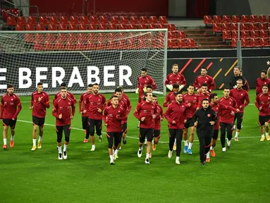 Para pemain Turki melakukan pemanasan di stadion Rheinenergie di Cologne, Jerman (6/10/2020). Timnas Turki akan menghadapi Jerman di laga uji coba di stadion Rheinenergie di Cologne, Jerman, Kamis (8/10/2020) dini hari WIB. (AFP/Ina Fassbender)