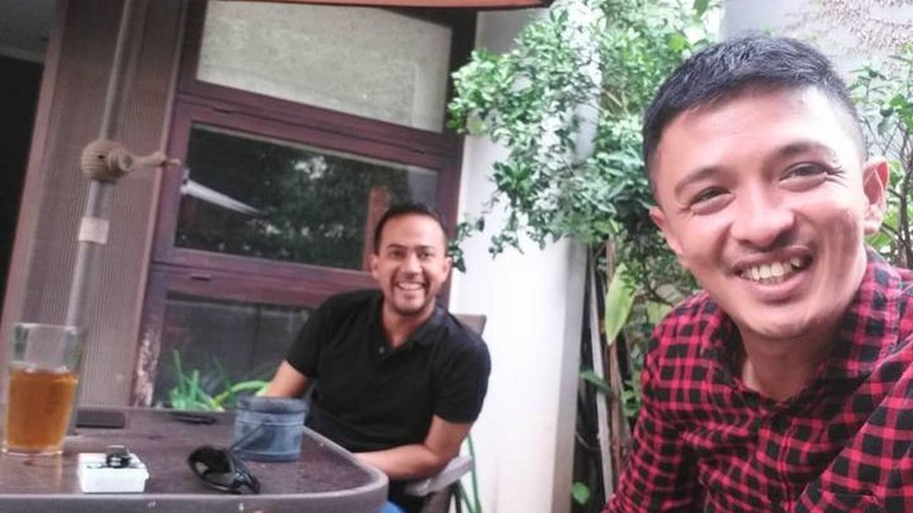 Potret kebersamaan Eza Yayang dan Omar Olly Alaydrus. Keduanya tampak tersenyum ke arah kamera.