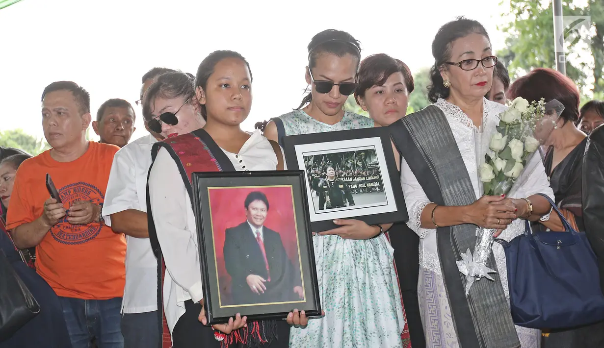 Putri Almarhum Benny Panjaitan, Victorian (kiri) saat menghadiri pemakama Benny Panjaitan di TPU Menteng Pulo, Jakarta, Kamis (26/10). (Liputan6.com/Herman Zakharia)