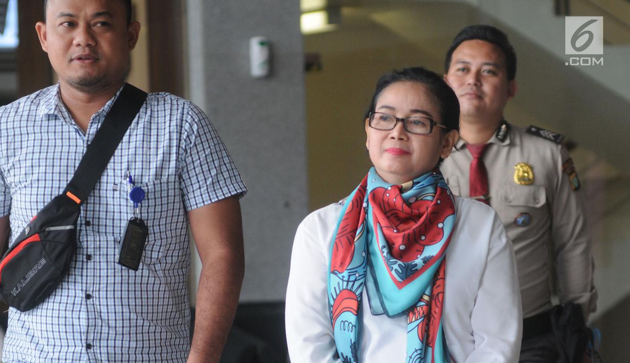 Terpidana kasus korupsi e-KTP mantan anggota Komisi II DPR dari Fraksi Hanura, Miryam S Haryani usai menjalani pemeriksaan di Gedung KPK, Jakarta, Senin (2/9/2019).  Miryam tampil mengenakan busana putih dengan syal biru di lehernya. (merdeka.com/Dwi Narwoko)