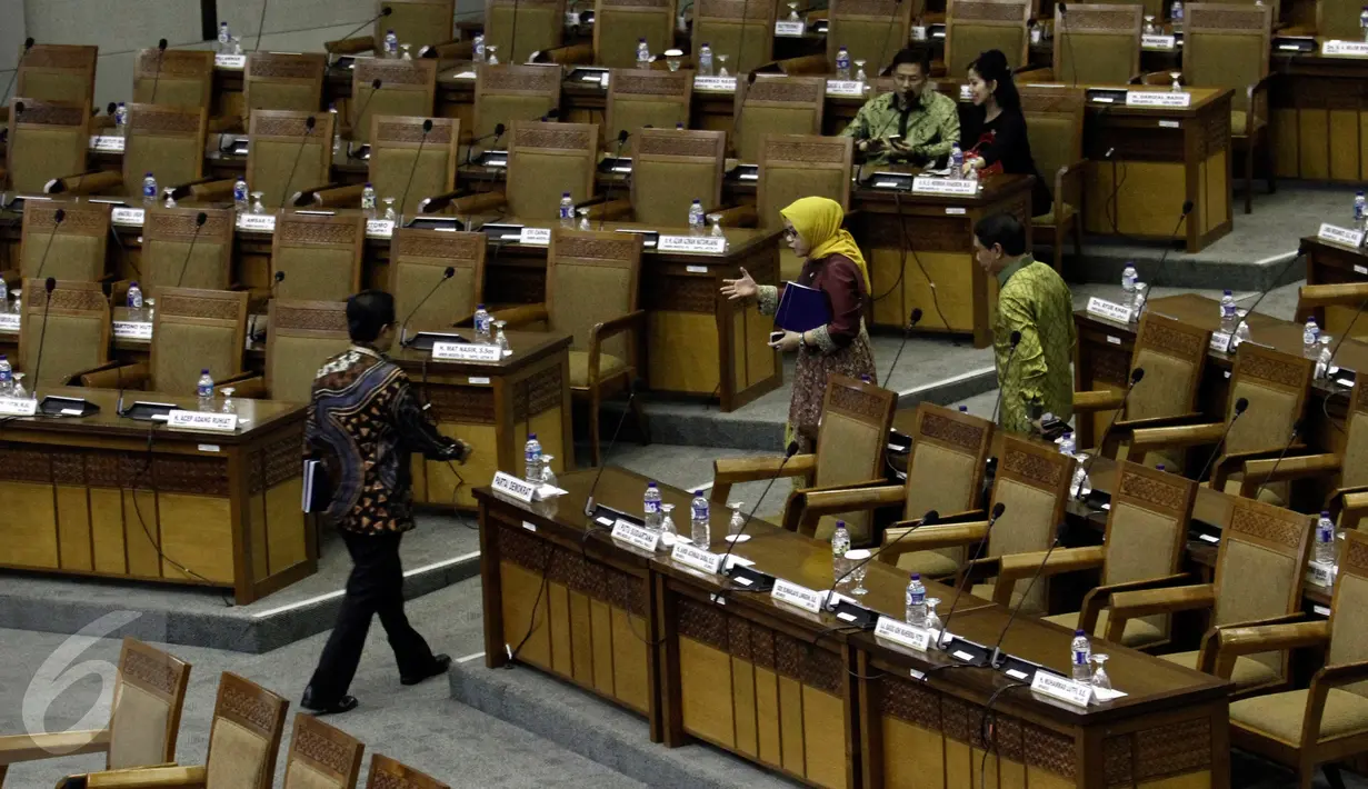 Sejumlah anggota DPR  usai rapat paripurna ke-27 masa persidangan V tahun 2015-2016 di Komplek Parlemen Senayan, Jakarta, Jumat (20/5). Rapat yang membahas RAPBN Tahun Anggaran 2017 itu hanya dihadiri 214 dari 578 anggota dewan. (Liputan6.com/Johan Tallo)