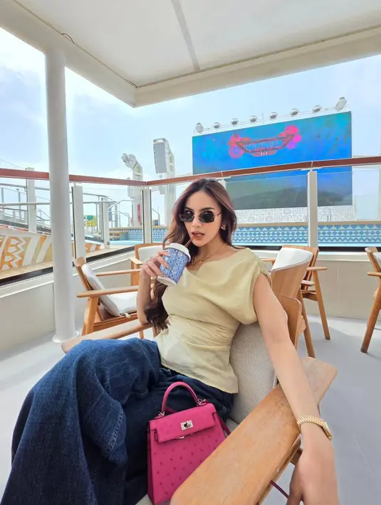 Salah satunya gaya casual chic yang padukan one shoulder top dan baggy jeans untuk bersantai dan ngopi [@mahaliniraharja]
