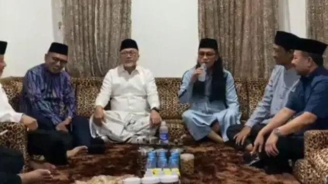 Menteri Perdagangan (Mendag), Zulkifli Hassan mengunjungi Pondok Pesantren Ora Aji yang dimiliki oleh Miftah Maulana Habiburrohman alias Gus Miftah di Sleman, Yogyakarta, Sabtu (20/5/2023), malam