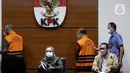 Isnu Edhy Wijaya (kiri) bersama Husni Fahmi usai mengikuti rilis penahanan tersangka di Gedung KPK, Jakarta, Kamis (3/2/2022). Isnu Edhy Wijaya bersama Husni Fahmi ditetapkan sebagai tersangka dalam perkara pengadaan paket penerapan E-KTP tahun 2011-2013. (Liputan6.com/Helmi Fithriansyah)