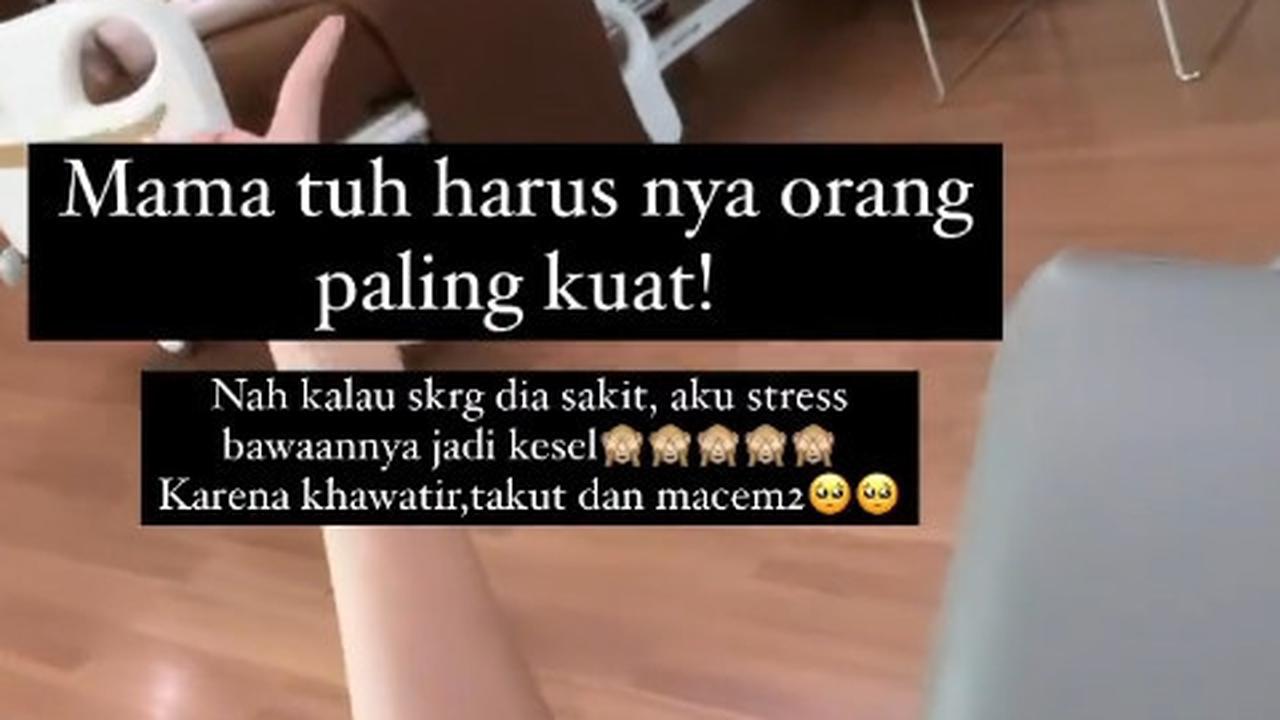Merasa Khawatir Lihat Kondisi Sang Ibu, 8 Foto Nia Ramadhani Jaga Ibunda di Rumah Sakit