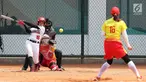 Atlet softball Indonesia, Putri Vinny Anugerah Dewi memukul bola pada pertandingan Grup A softball Asian Games 2018 melawan China di Lapangan Softball GBK, Senayan, Jakarta, Minggu (19/8). Indonesia kalah telak atas China 0-14. (Liputan6.com/Fery Pradolo)