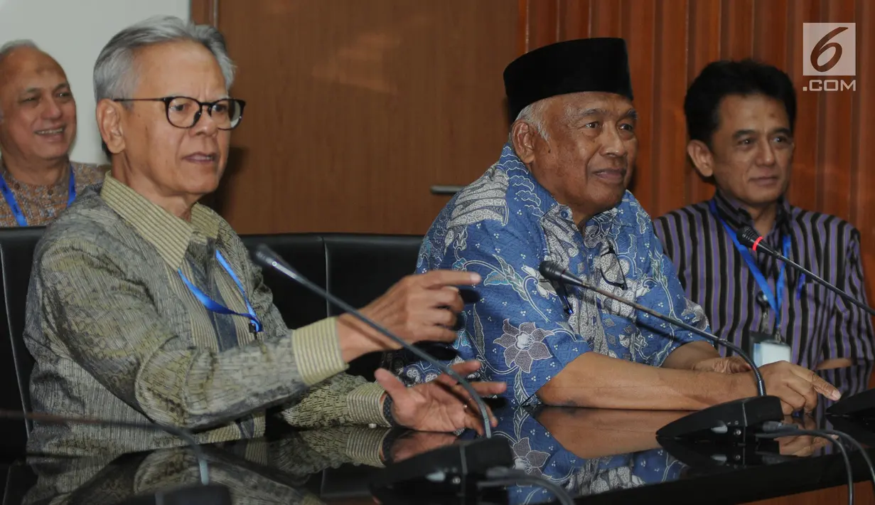 Mantan Pimpinan KPK, Erry Riyana Hardjapamekas, Taufiqurrahman Ruki dan Chandra Muhammad Hamzah memberikan keterangan atas polemik Revisi UU KPK di Jakarta, Senin (16/9/2019). Mereka menanggapi rancangan UU KPK yang akan digodok DPR harusnya menguatkan pemberantasan korupsi (merdeka.com/dwi narwoko)