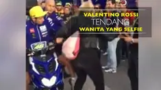 Video Valentino Rossi tendang seorang wanita yang sedang selfie di paddock jelang MotoGP Valencia.