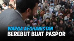 Warga Taliban mengantre di kantor pembuatan paspor di Kabul. Pembuatan paspor sempat terhenti karena Taliban mengambil alih kekuasaan, namun kini kembali dibuka.